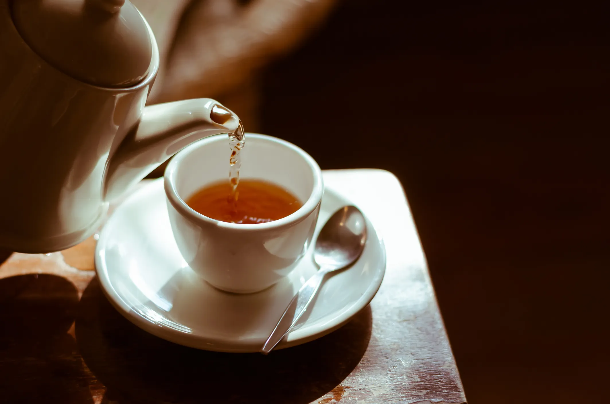 Pouring tea in accordance with ISO 3103.