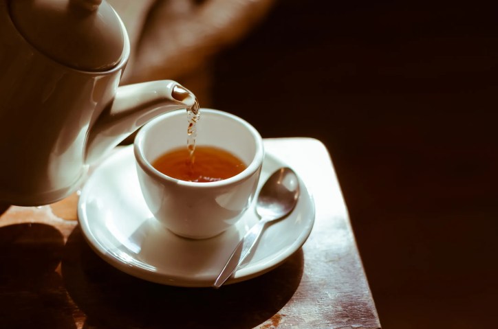 Pouring tea in accordance with ISO 3103.