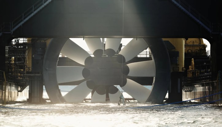 Tidal power turbine floating in shallow water