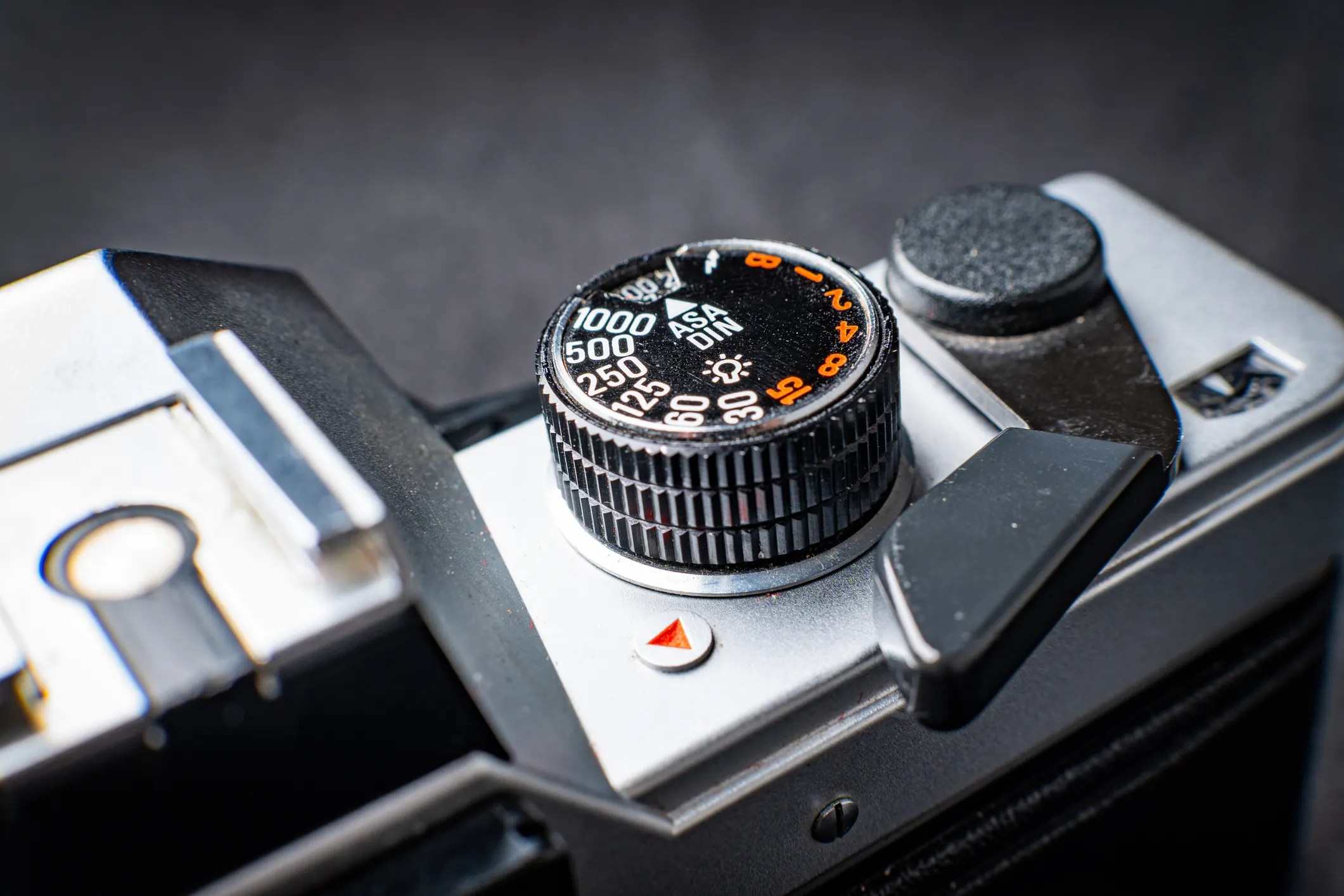 ASA/DIN film speed knob on camera