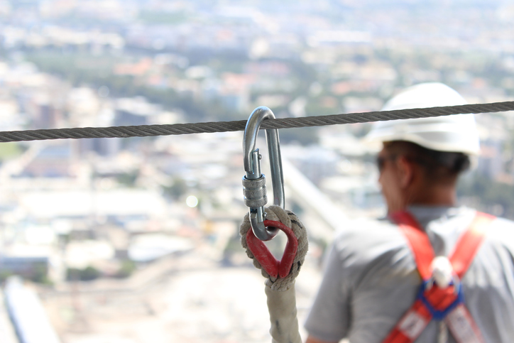 Using silver carabiner to follow ANSI/ASSE Z359.1-2020 (ASSP) fall protection code.