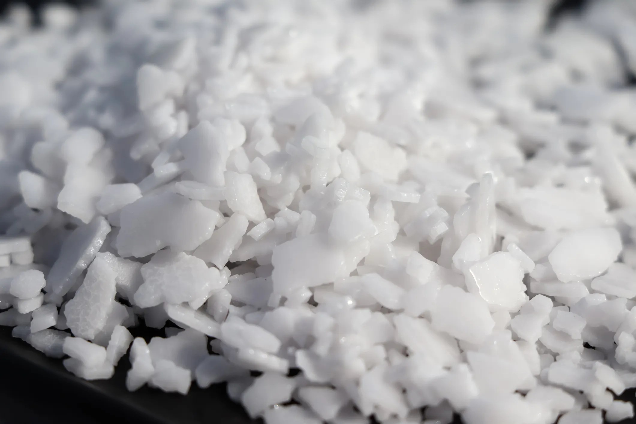 White potassium hydroxide flaxes complying with AWWA B511