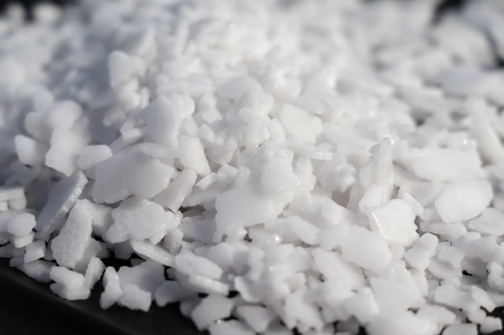 White potassium hydroxide flaxes complying with AWWA B511
