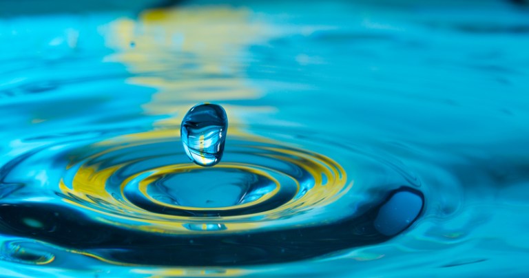 A drop reverberates waves in AWWA B301-2018 liquid chloride-treated water.