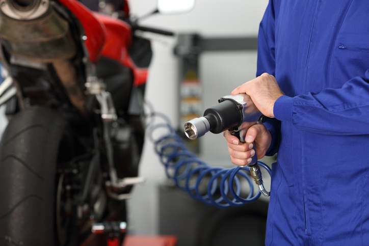 Air gun held by worker following the CGA G-7.1-2018 commodity specification for air