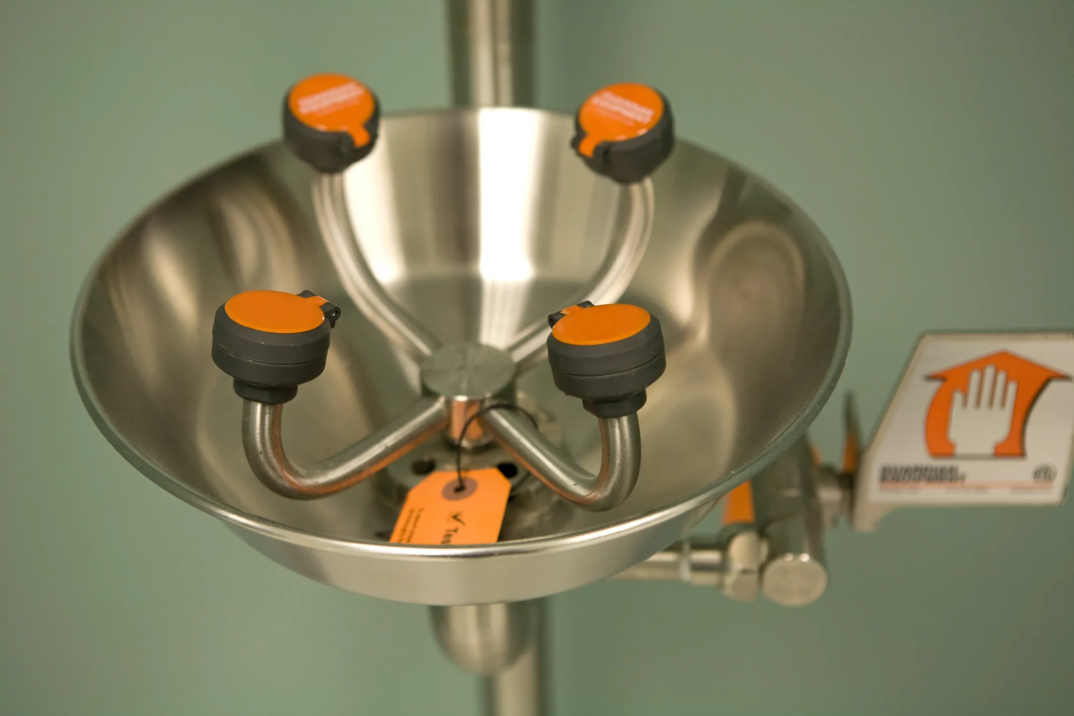 Emergency eyewash station designed with ANSI Z358.1-2014