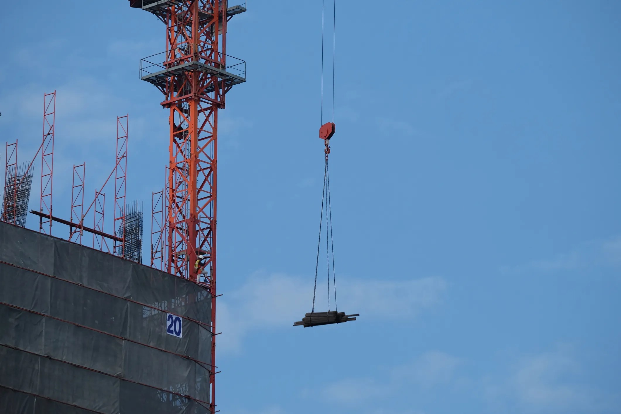 Crane lifting wood equipment adhering to ASME B30
