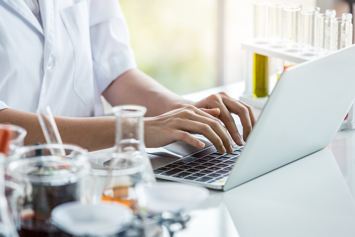 Woman taking online Approaches to Risk Based Thinking in Laboratories to prepare for ANAB ISO/IEC 17025:2017 accreditation.