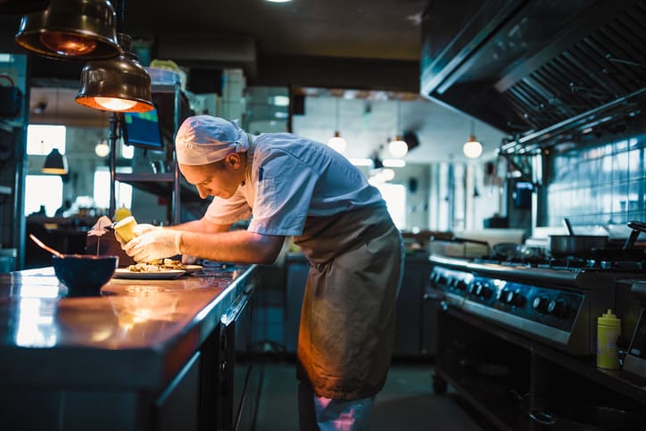 Chef preparing artisan food with the help of NSF/ANSI 2-2022 food handling equipment.