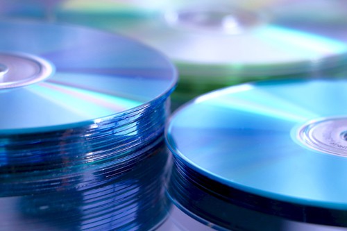 Piled blue CDs represent the ISO image disk format.