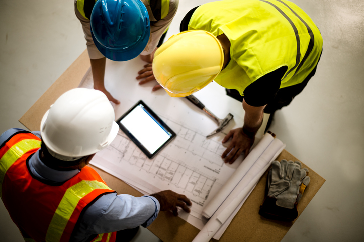 A group of construction professionals working hard on an ANSI/ASSP A10.33-2020 multi-employer project.