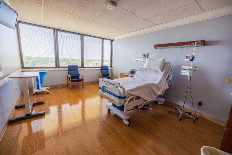 Hospital room with ANSI/ASHRAE/ASHE 170-2025 ventilation