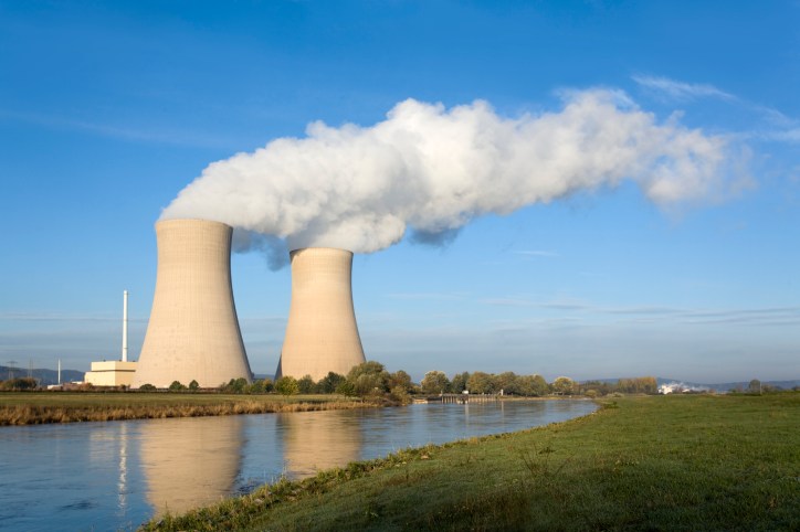 Research reactor surrounded by water with ANSI/ANS-15.4-2016 (R2021) trained personnel.
