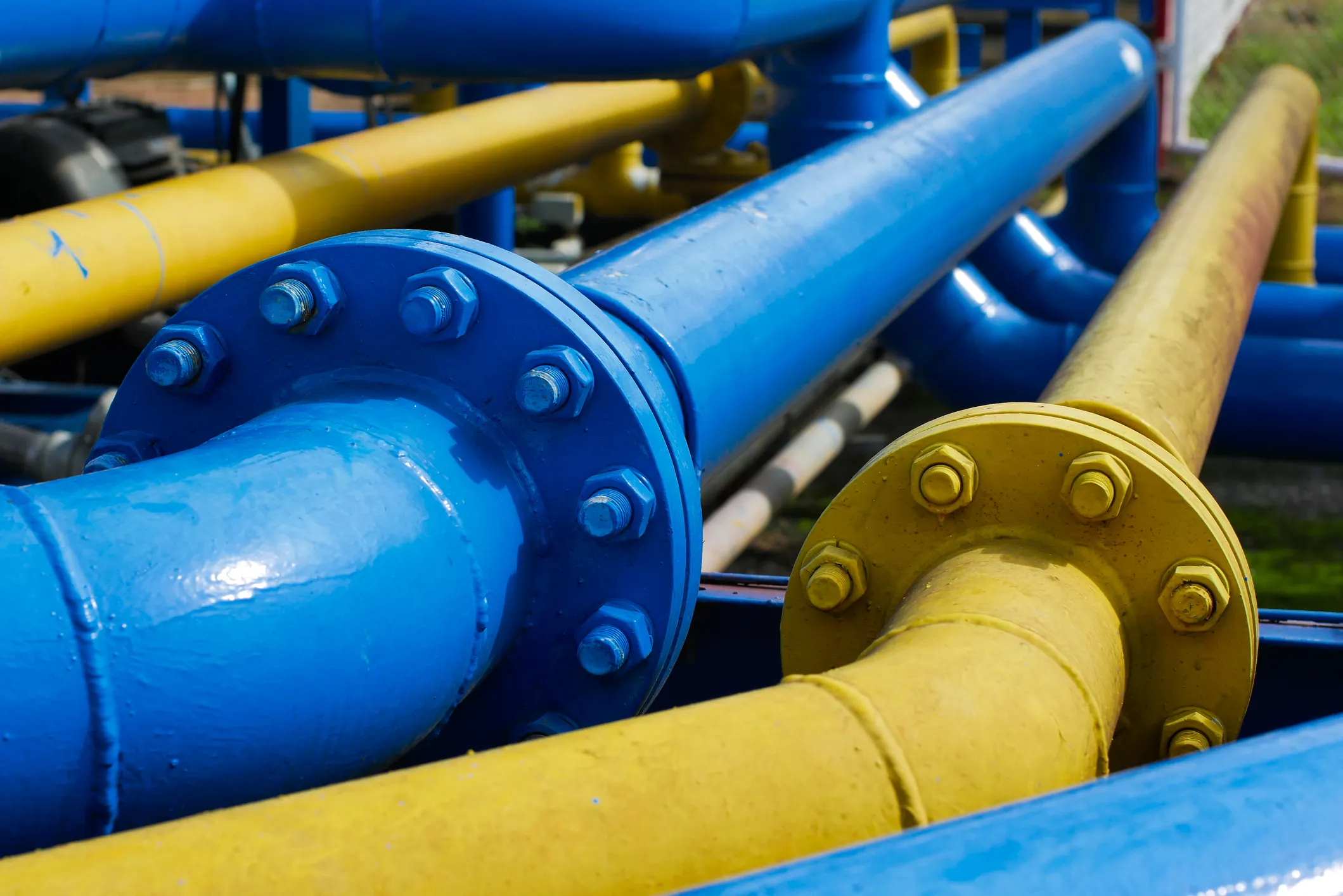 Yellow and blue pipe contact meeting at petrochemical plant and following MSS SP-6-2026.