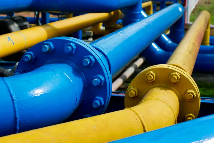 Yellow and blue pipe contact meeting at petrochemical plant and following MSS SP-6-2026.