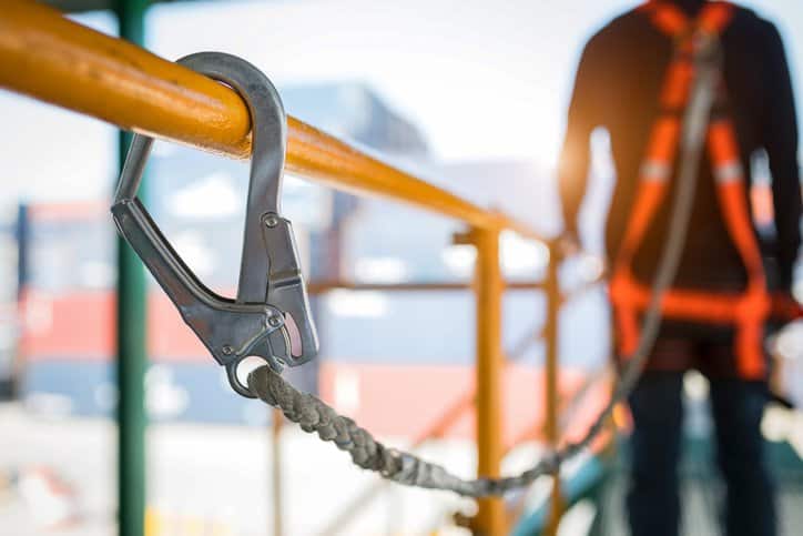 Construction worker on scaffolding wearing an anchorage connector adhering to CSA Z259.15-2022
