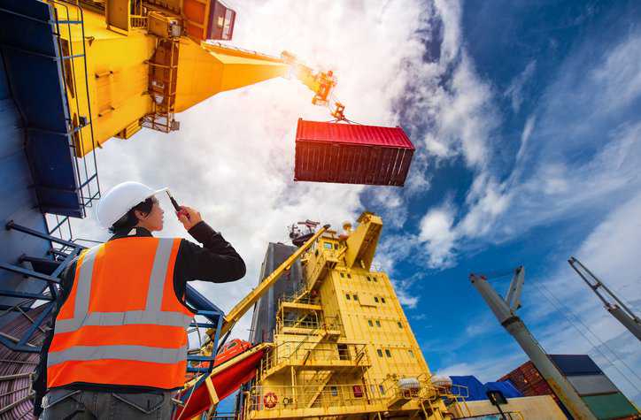 Gantry crane operating at a construction site, adhering to ASME B30.2-2022.