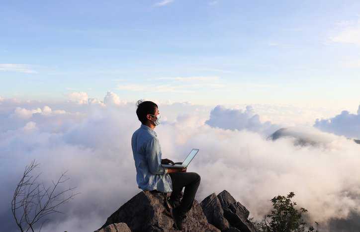 Managing information risk while hanging on cliff to represent ISO/IEC 27005:2022.