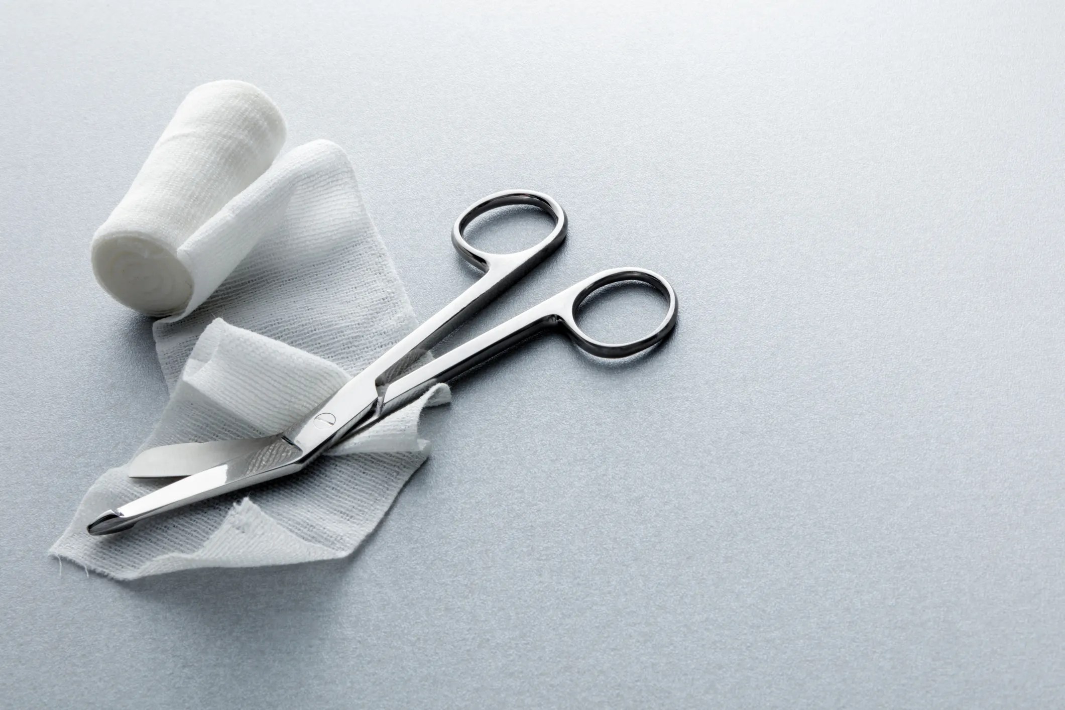 Scissors for workplace first aid as part of an ANSI kit
