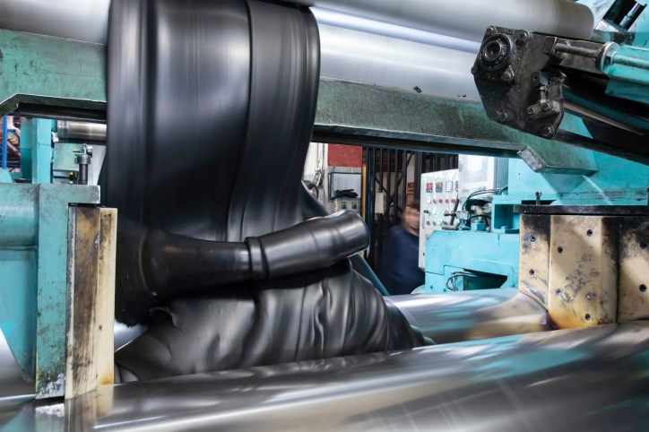 Vulcanized and thermoplastic rubber samples undergoing liquid resistance testing in a laboratory, illustrating ISO 1817:2022.