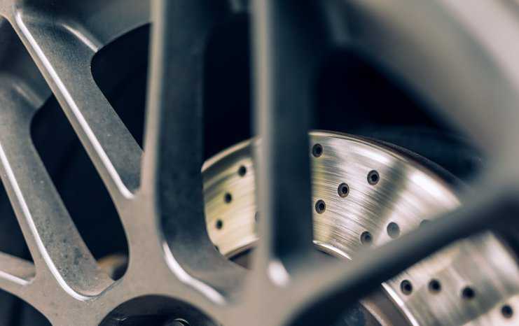 Rotor balancing in a vehicle that adheres to mechanical testing specifications in ISO 21940-21:2022.