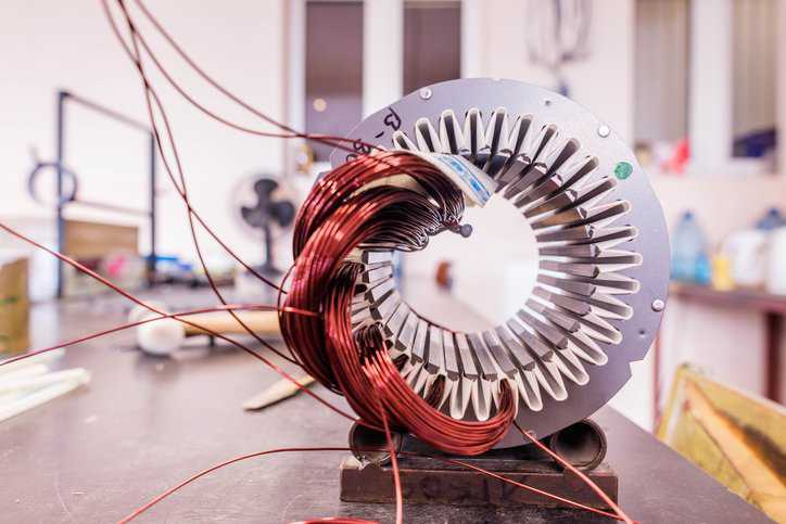 Testing an electric magnetic device for a rotor, adhering to testing requirements for rotor balancing in ISO 21940-21:2022.