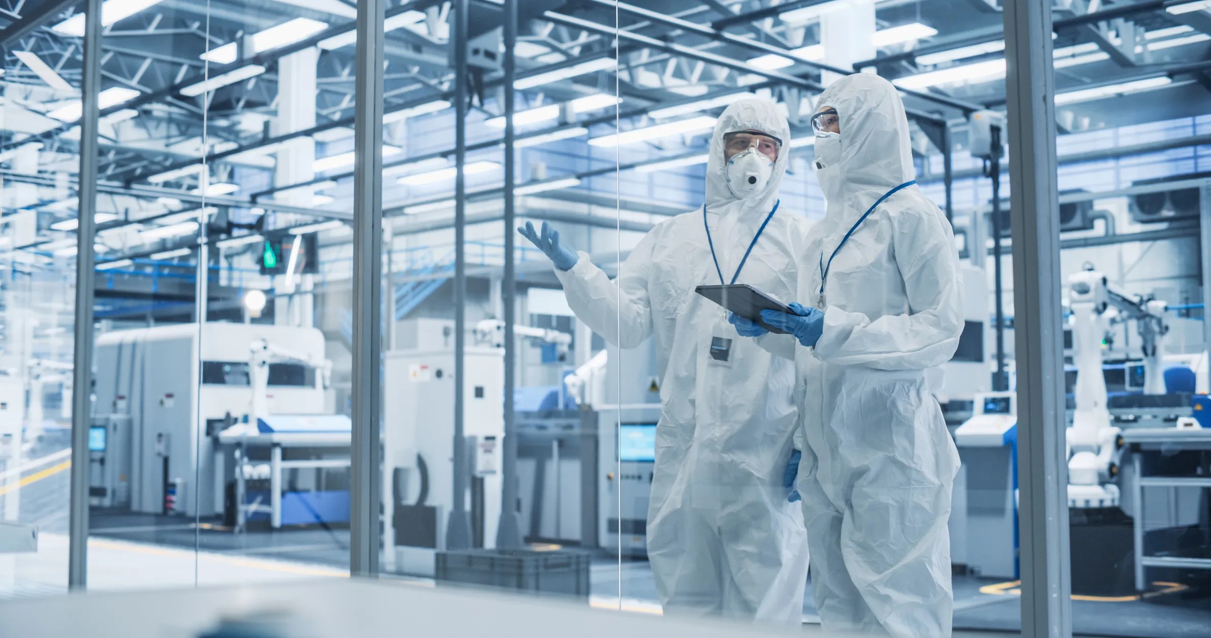 A cleanroom showing airflow patterns and filtration systems, illustrating the design and construction principles outlined in ISO 14644-4:2022. The image highlights unidirectional airflow zones, HEPA filters, and cleanroom classification areas to demonstrate contamination control measures.