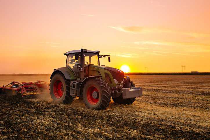 Agricultural tractor adhering to the electronic control unit protocol set out in ISO 11783