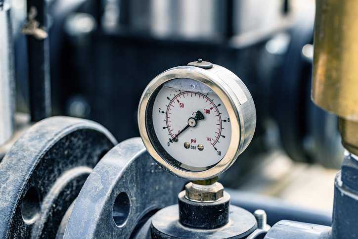 Pressure gauges, measuring instruments for pressure, mounted on the pipeline adhering to ASME B40.100-2022.