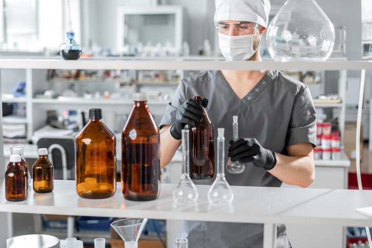 Screw-neck bottles in a laboratory adhering to ISO 4796-1:2016.