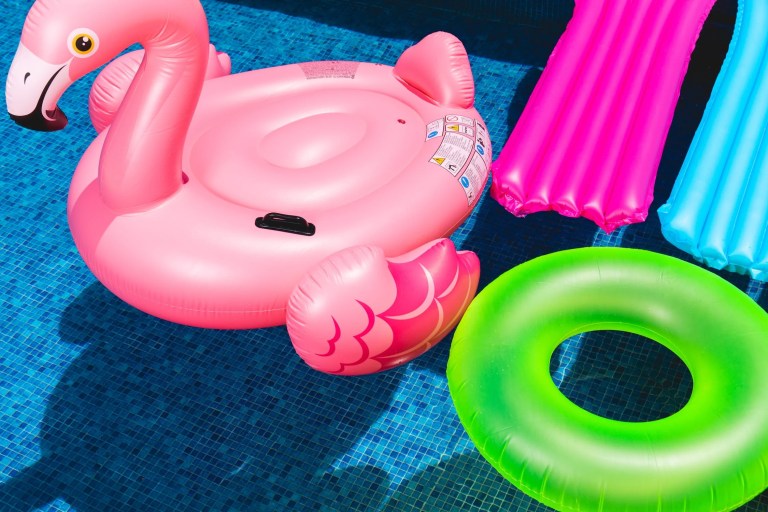Inflatable pools toys adhering to ISO 25649-1:2017.