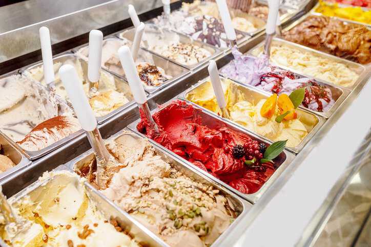 Horizontal ice-cream freezer storing various gelato flavors that adheres to ISO 22043:2020.