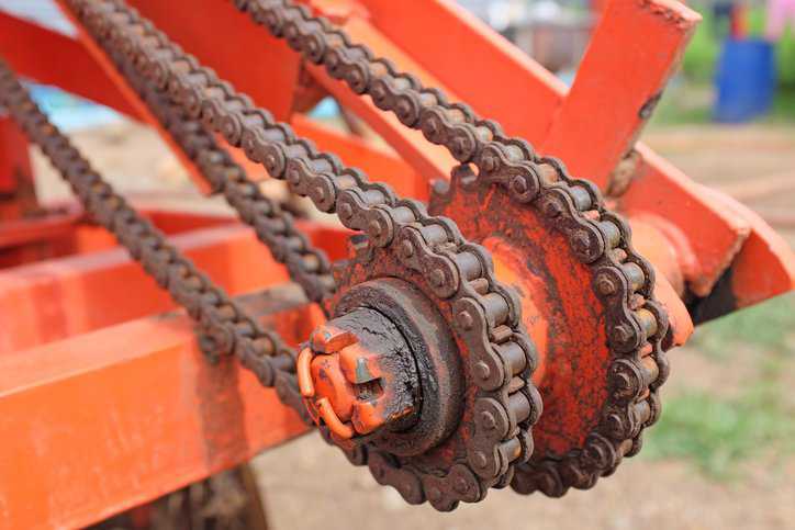 High-strength roller chains adhering to ASME B29.28-2015 (R2020) that are part of a tractor for agriculture.