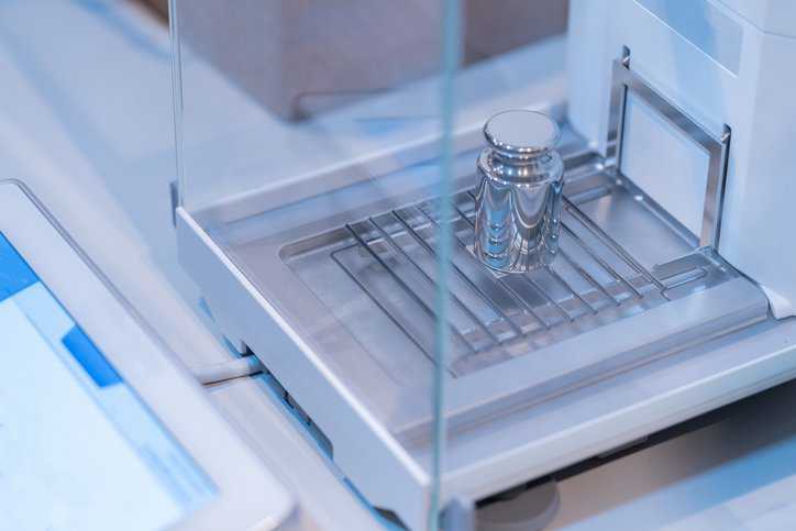 Stainless steel calibration weight to place on the analytical balance for the calibration test