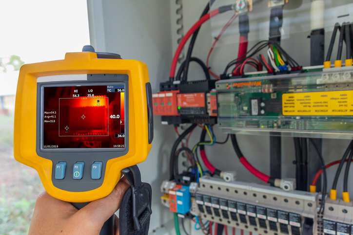 Industrial equipment adhering in IEC 60068-2-14:2023 used for checking the internal temperature of the electronic device for preventive maintenance.