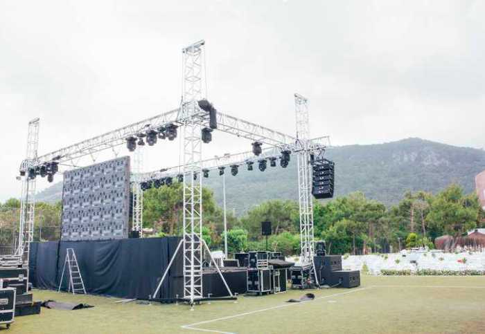 Outdoor temporary structure for concert stage adhering to ANSI E1.21-2023.