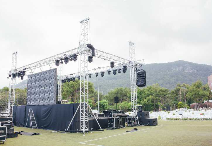 Outdoor temporary structure for concert stage adhering to ANSI E1.21-2023.
