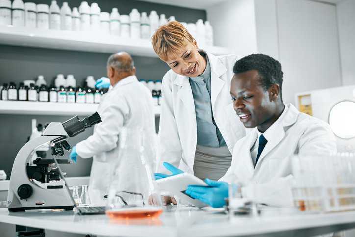 Doctors in an ISO 15189 accredited medical testing laboratory for DNA research, medical, and medicine data analysis.