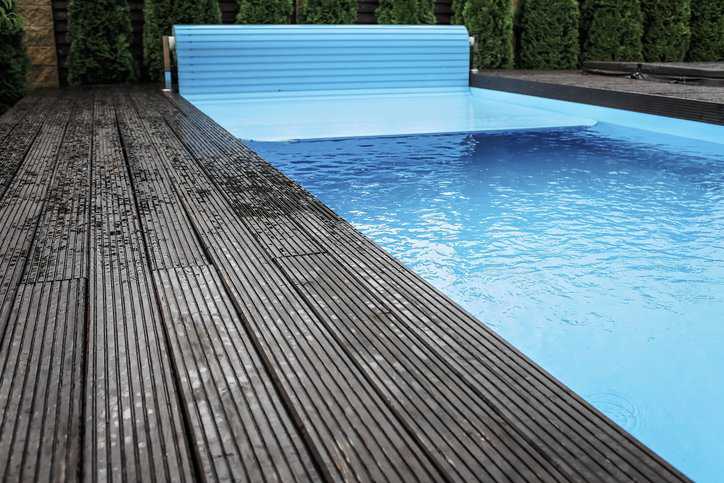 Automatic swimming pool covering system, safely protect children and pets from accidental contact with water that adheres to ASTM F1346-91(2018).