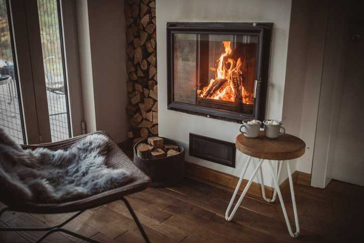 A cozy residential home with a natural gas fireplace that adheres to ANSI Z21.84-2017.