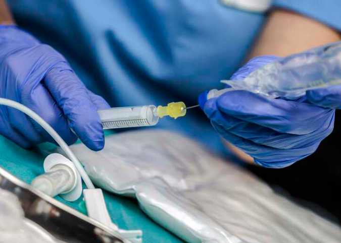 Nurse preparing medication for bloodstream infection in a hospital with an intravascular catheter, which adheres to ISO 10555-1:2023.