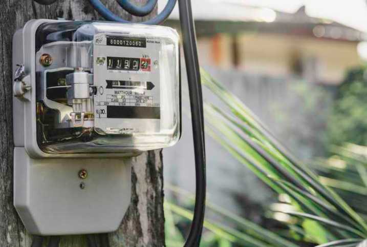 Watthour electric meter measurement tool located outside the home adhering to ANSI C12.7-2022.
