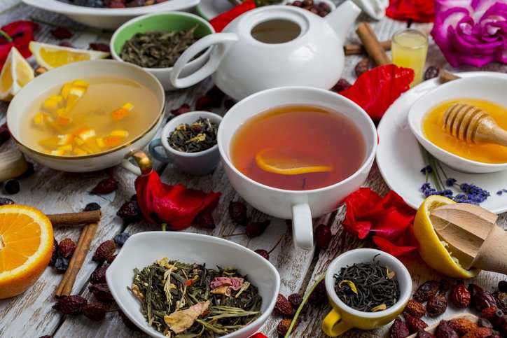 Various leaves of green and black tea from the plant Camellia sinensis following the tea classification types in ISO 20715:2023.