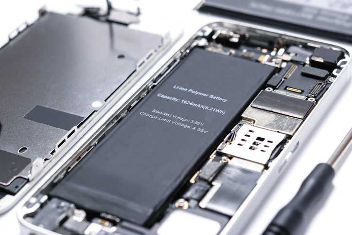 Modern smartphone motherboard showcasing a lithium-ion rechargeable battery that adheres to IEEE 1725-2021.
