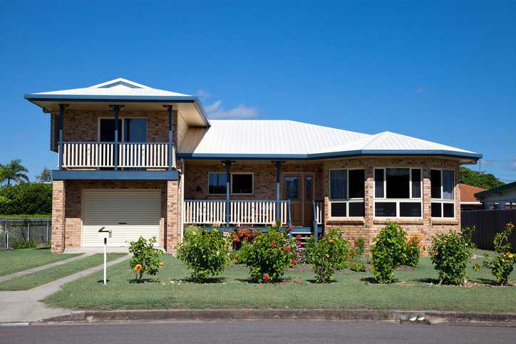 House with metal roofing that adheres to ANSI/ASSP A10.24-2022 specifications for low-sloped roofs.