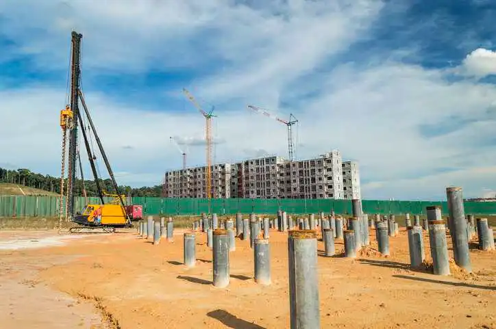 Driven piles at construction site that adhere to ANSI/ASSP A10.19-2023.
