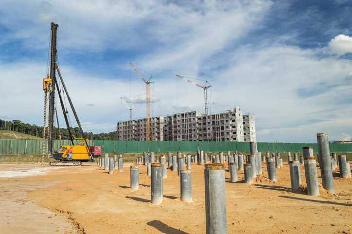 Driven piles at construction site that adhere to ANSI/ASSP A10.19-2023.