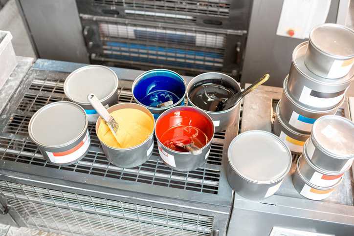 Four open buckets with paints adhering to flow cup viscosity method in ISO 2431:2019.