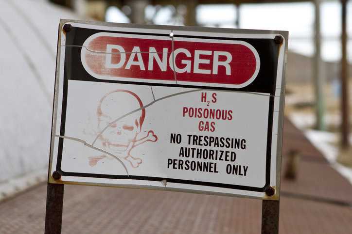 H2S warning sign for poisonous gas that follows the ANSI standard for hydrogen sulfide training.