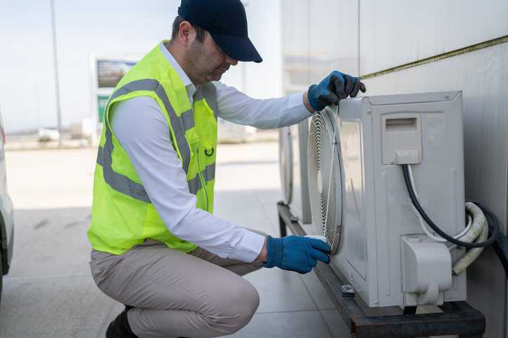 A professional testing HVAC and heat pump equipment to assure compliance with ANSI/ASHRAE 40-2025.